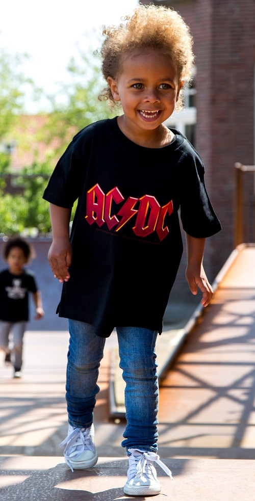 Kids ACDC T-Shirt walking on the street